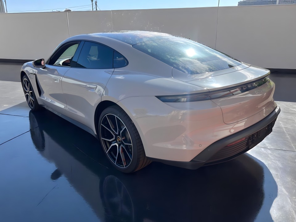 Porsche Taycan Coupe (3)