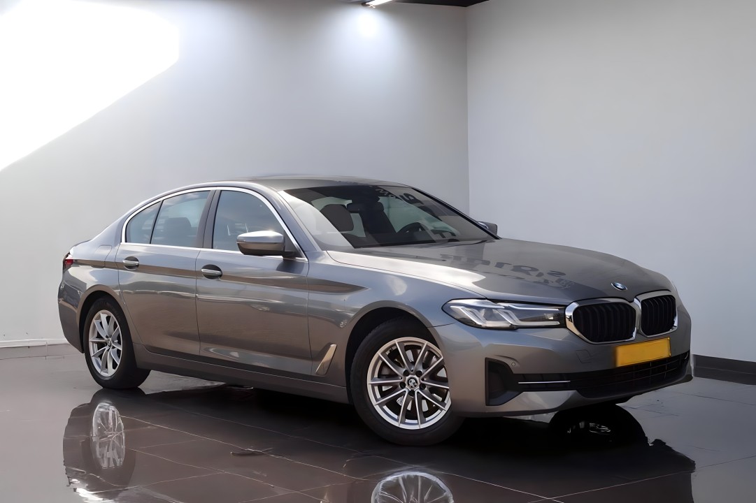 BMW Seria 5 520i (1)