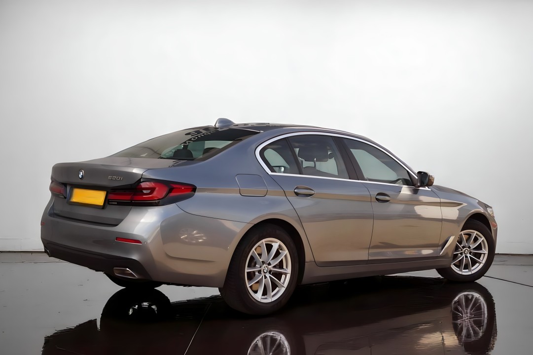 BMW Seria 5 520i (2)