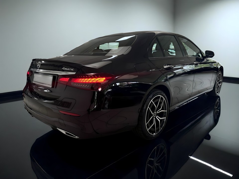 Mercedes-Benz E 300e 4MATIC AMG Line (3)