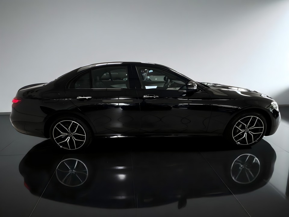 Mercedes-Benz E 300e 4MATIC AMG Line (2)