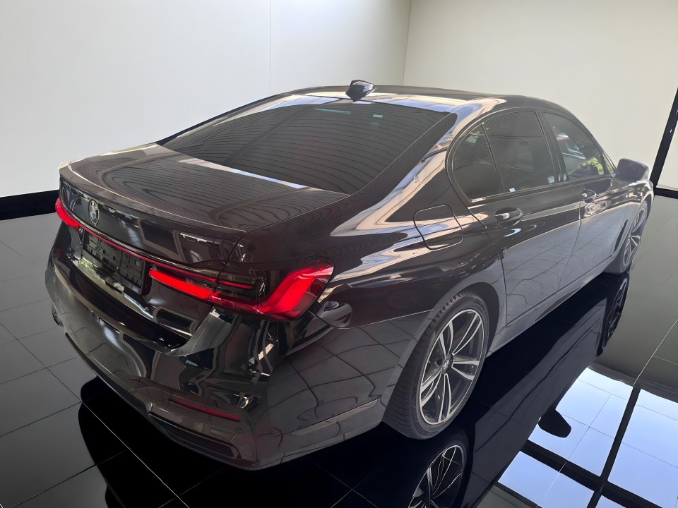 BMW Seria 7 730d M-Sport (2)