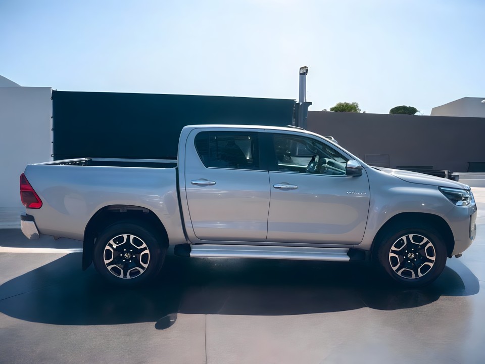 Toyota Hilux 4WD (2)