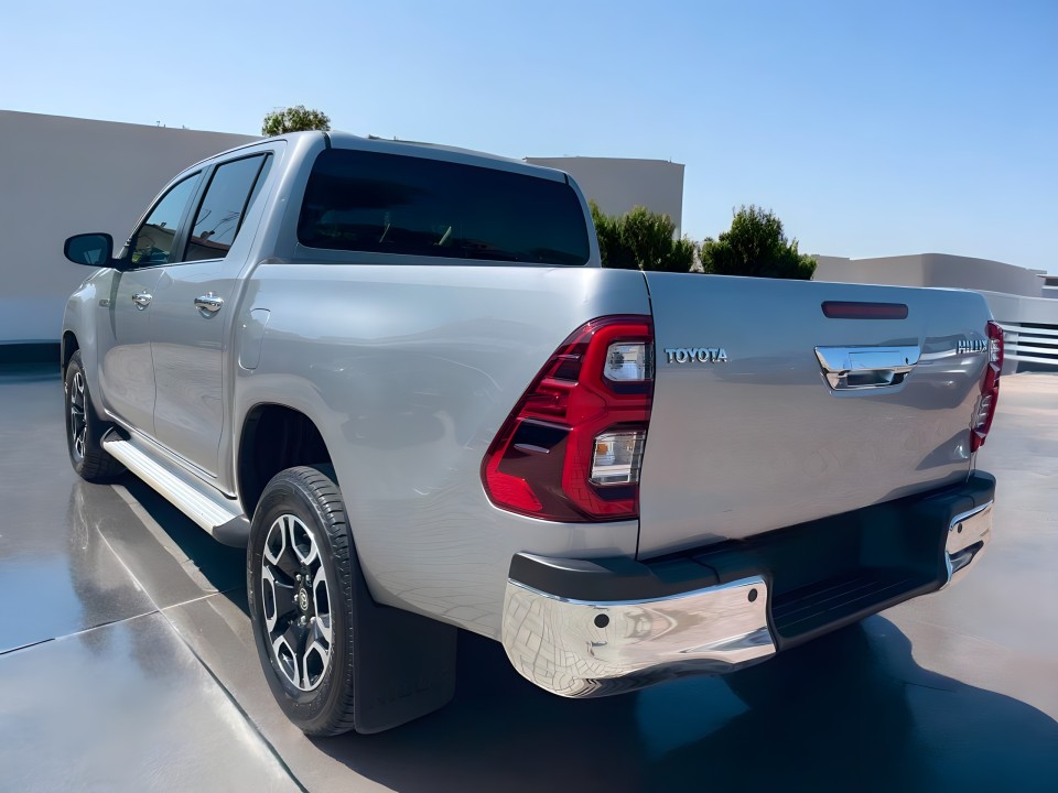Toyota Hilux 4WD (4)