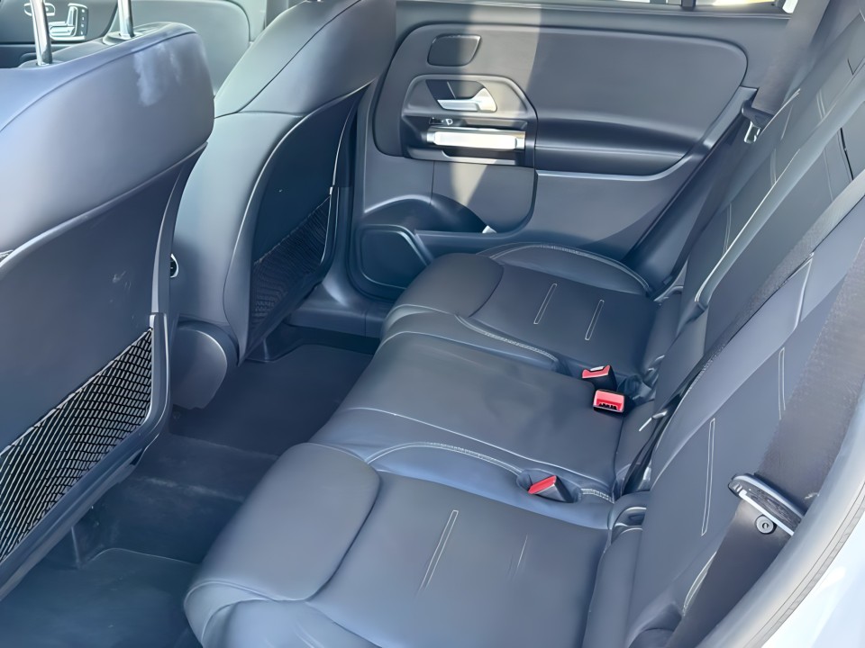 Mercedes-Benz GLB 220 4MATIC AMG Line (5)