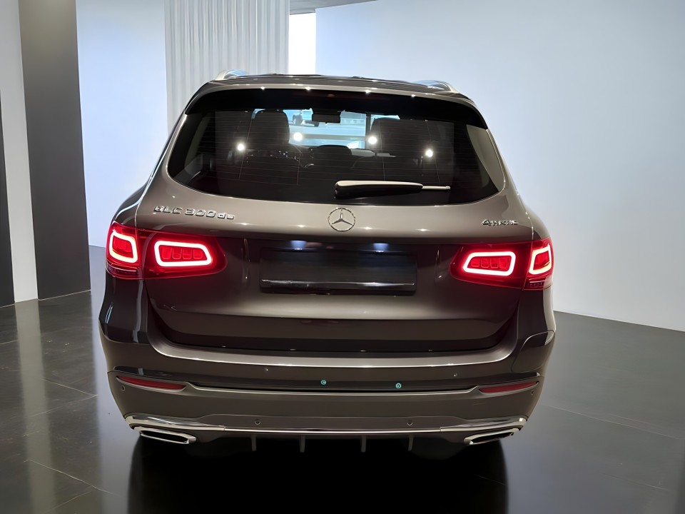 Mercedes-Benz GLC 300de 4MATIC AMG (4)