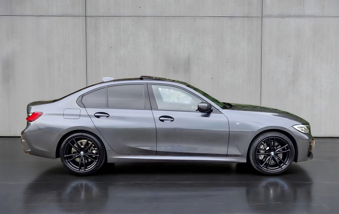 BMW Seria 3 330i xDrive M-Sport (2)