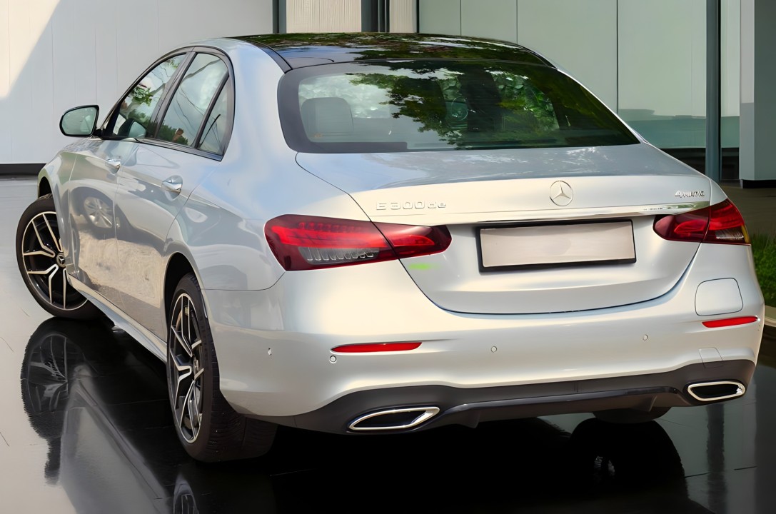 Mercedes-Benz E 300de 4MATIC AMG (5)