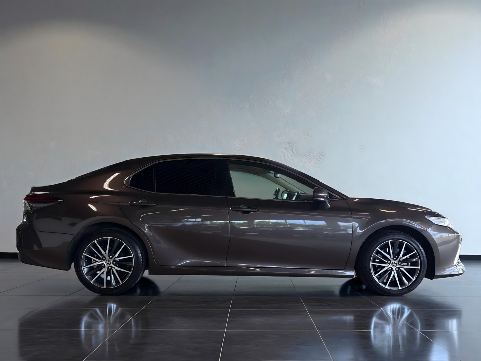 Toyota Camry Hybrid CVT Executive (2)