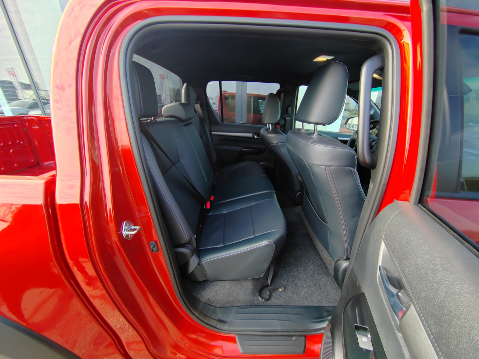 Toyota Hilux Double Cab 2.8D AT INVINCIBLE - foto 18