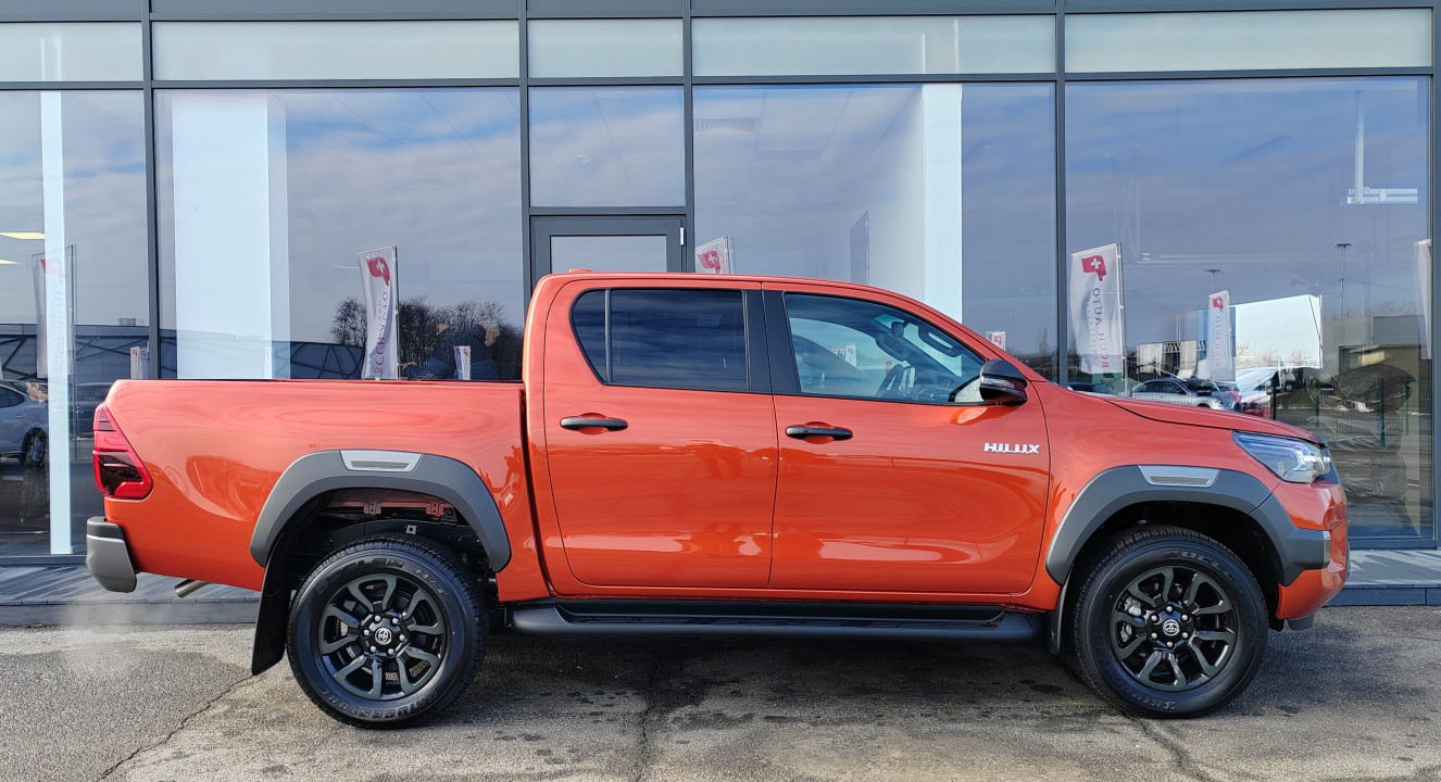 Toyota Hilux Double Cab 2.8D AT INVINCIBLE (2)