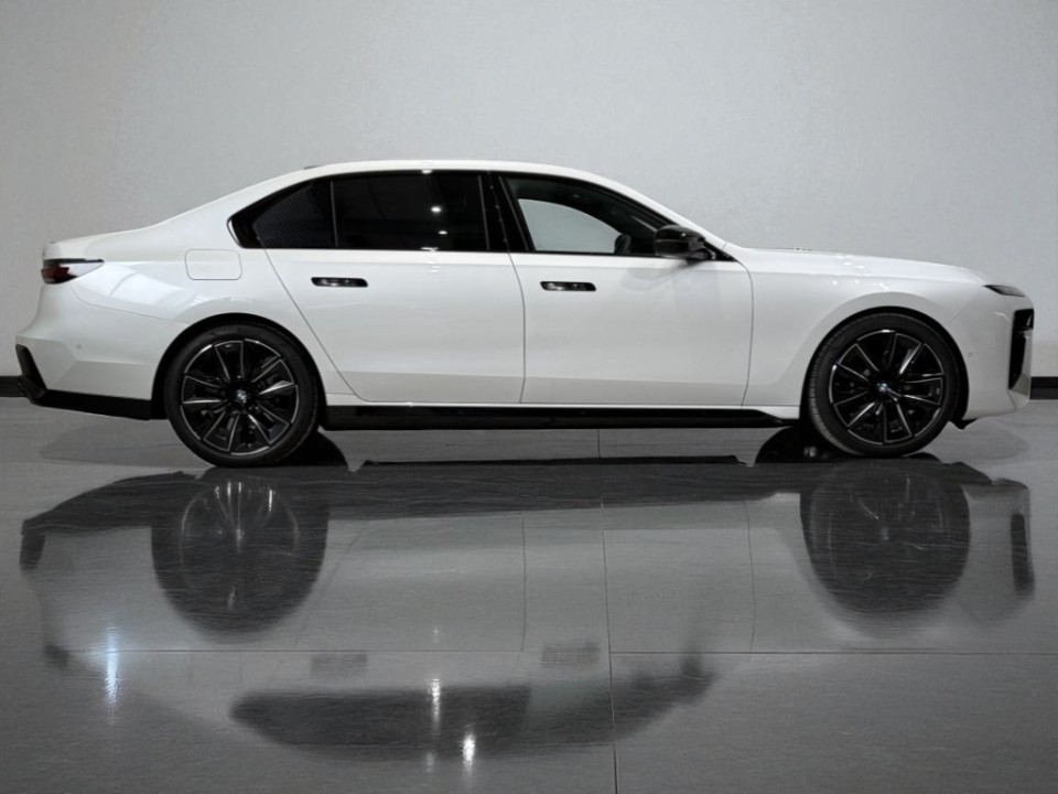BMW Seria 7 M760e xDrive (3)