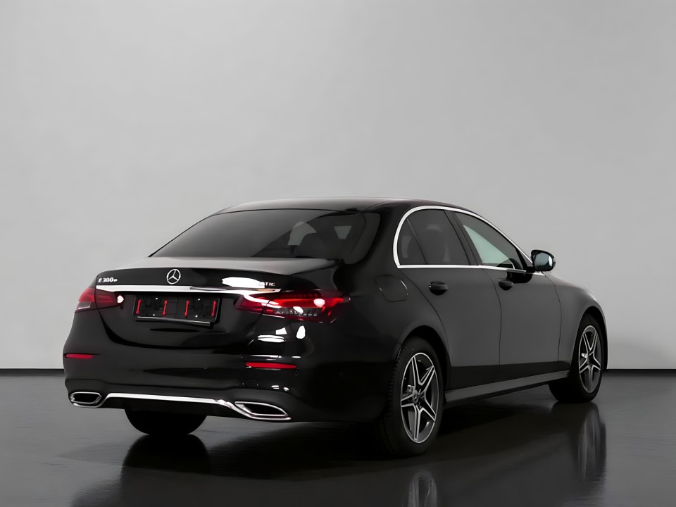 Mercedes-Benz E 300e 4MATIC AMG Line (2)