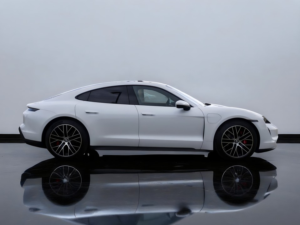 Porsche Taycan 4S (2)