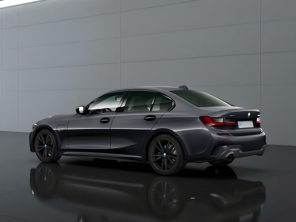 BMW Seria 3 330e xDrive M-Sport (5)