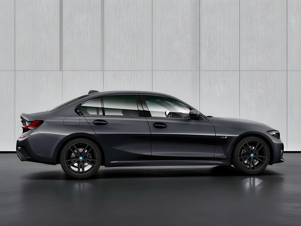 BMW Seria 3 330e xDrive M-Sport (2)
