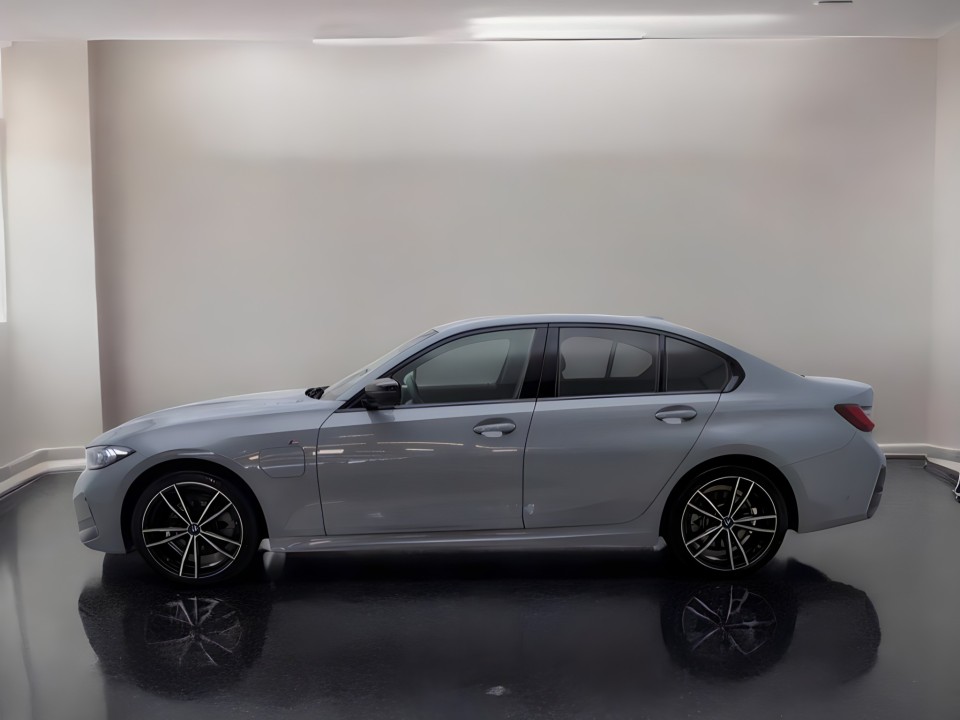 BMW Seria 3 330e xDrive M-Sport (3)