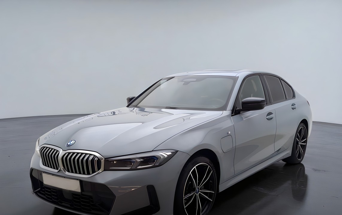 BMW Seria 3 330e xDrive M-Sport (2)