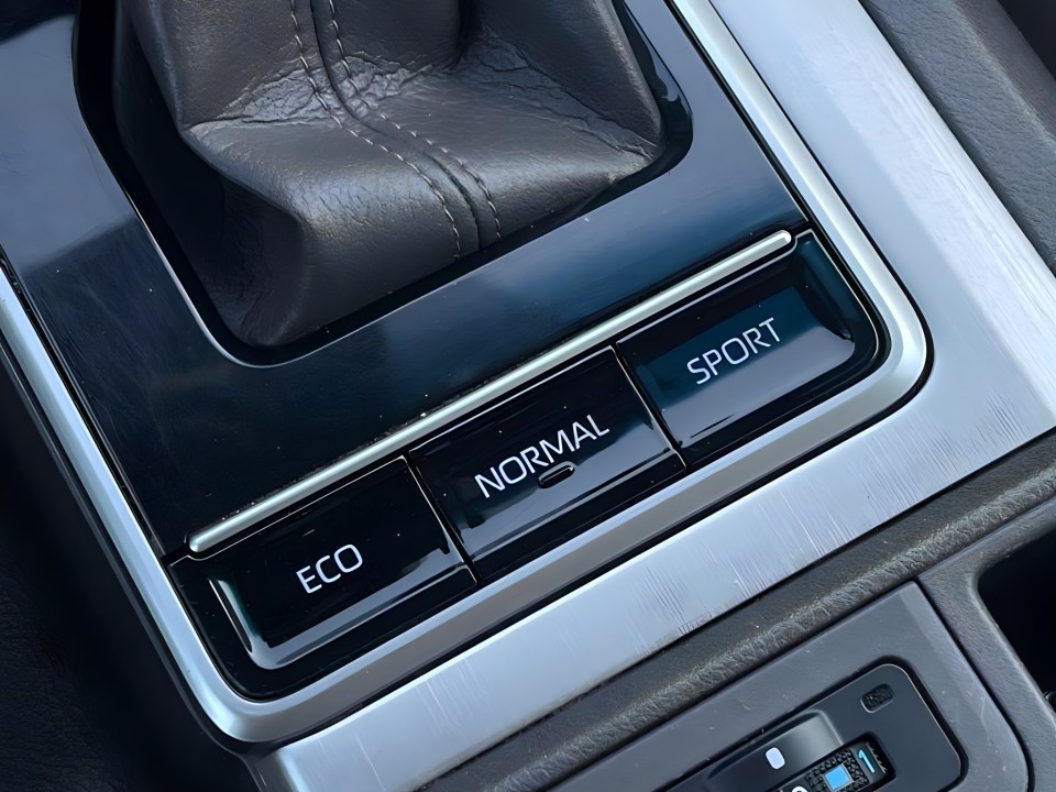 Toyota Land Cruiser 2.8D Invincible - foto 33