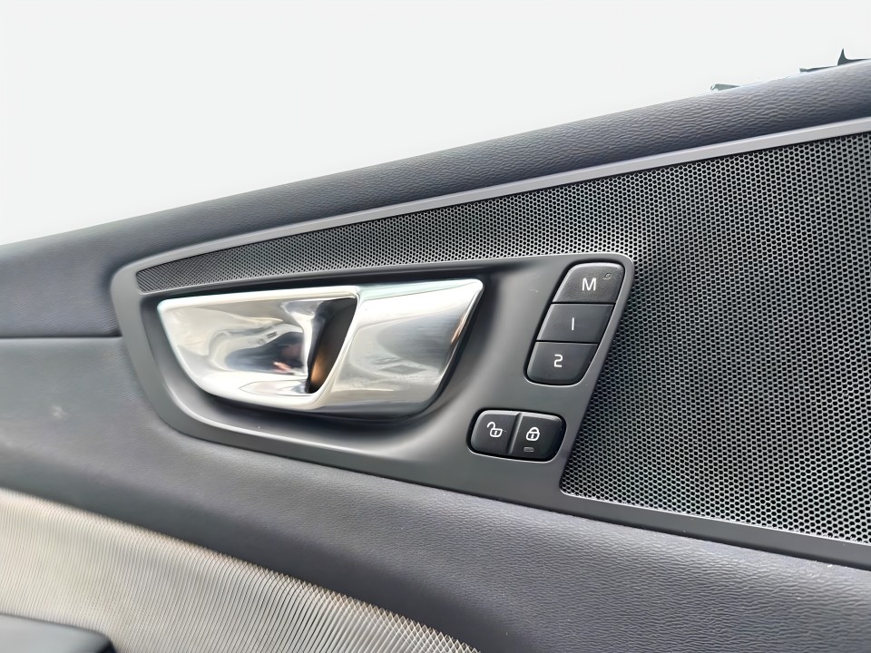 Volvo XC 60 T8 R-Design Recharge - foto 15