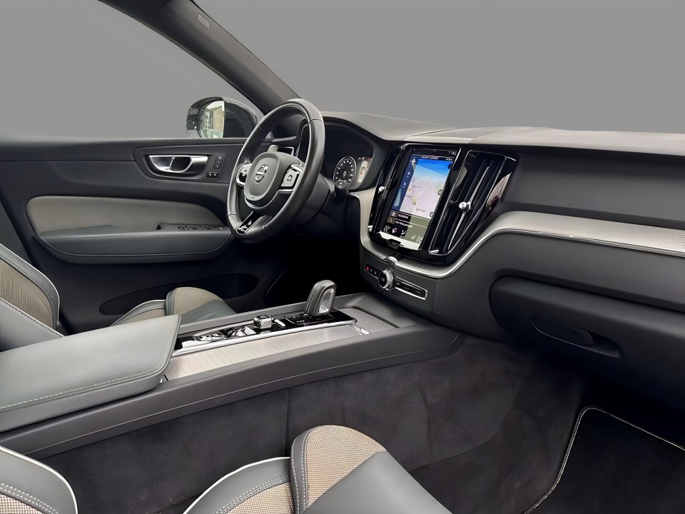 Volvo XC 60 T8 R-Design Recharge - foto 9