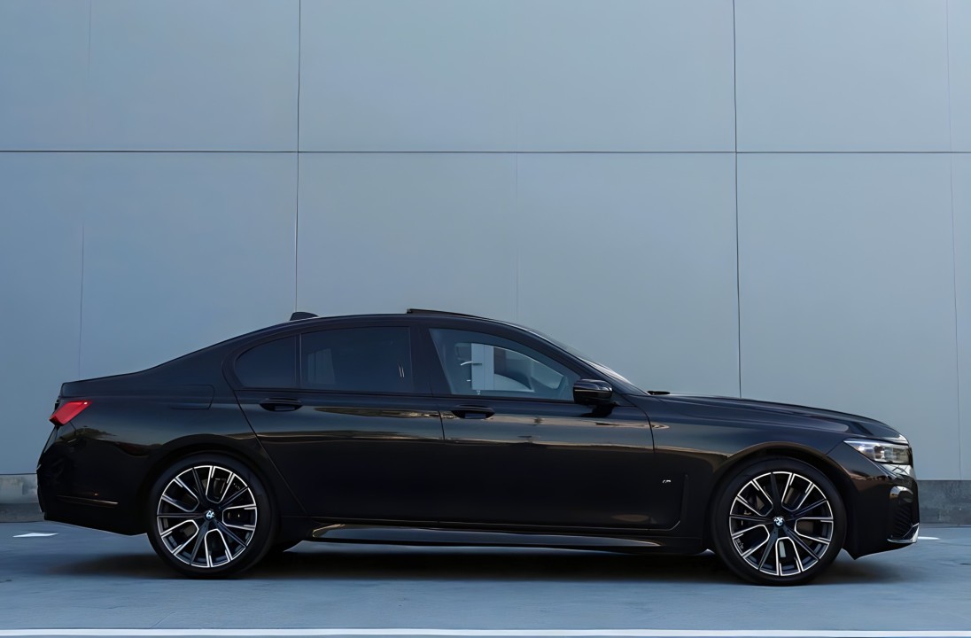 BMW Seria 7 750 i xDrive M Sport (2)