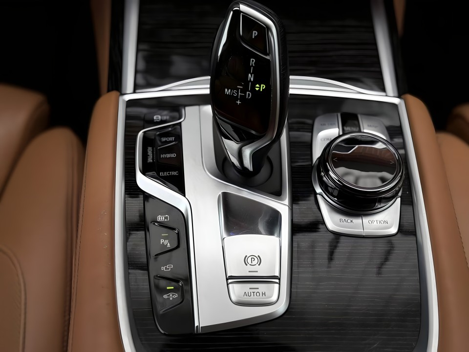 BMW Seria 7 745e - foto 12