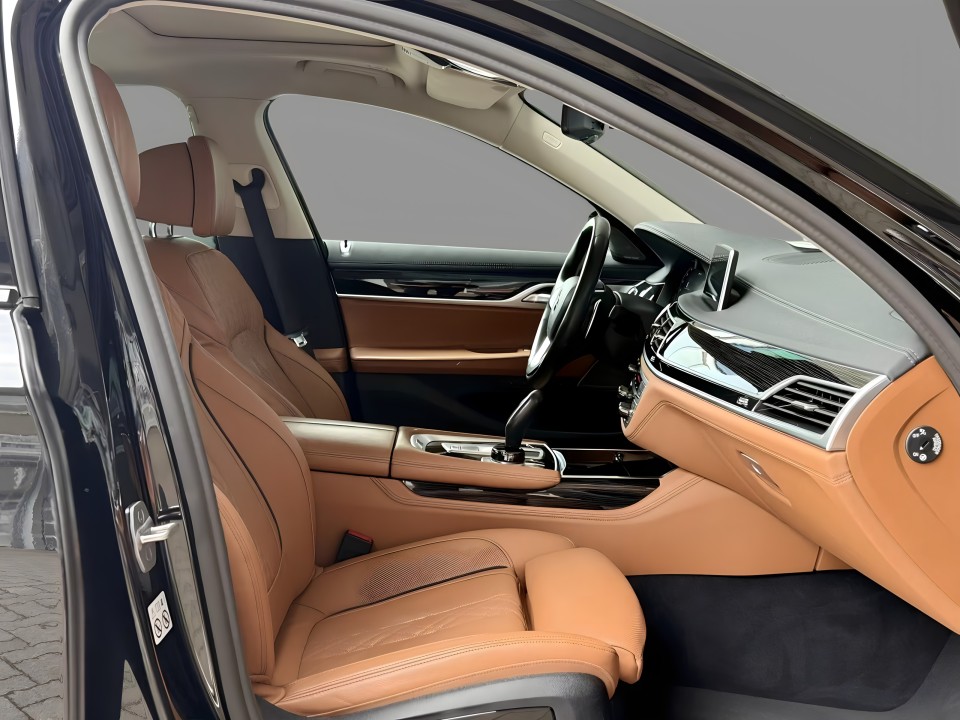 BMW Seria 7 745e - foto 10