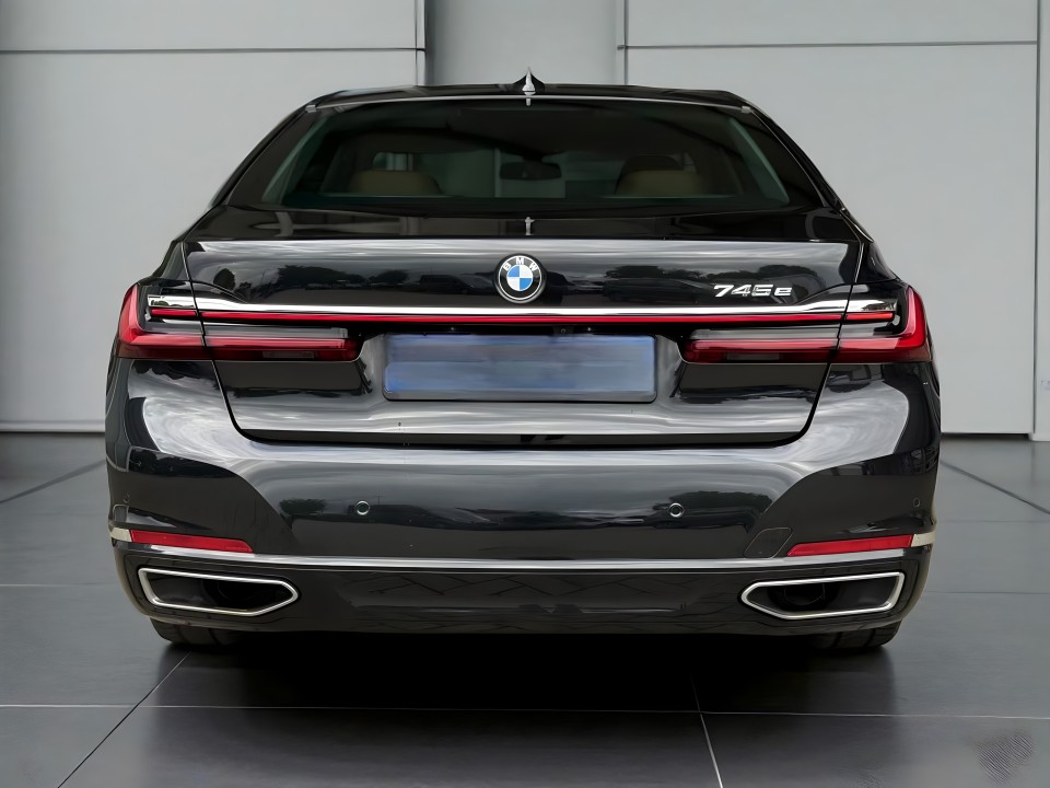 BMW Seria 7 745e (3)