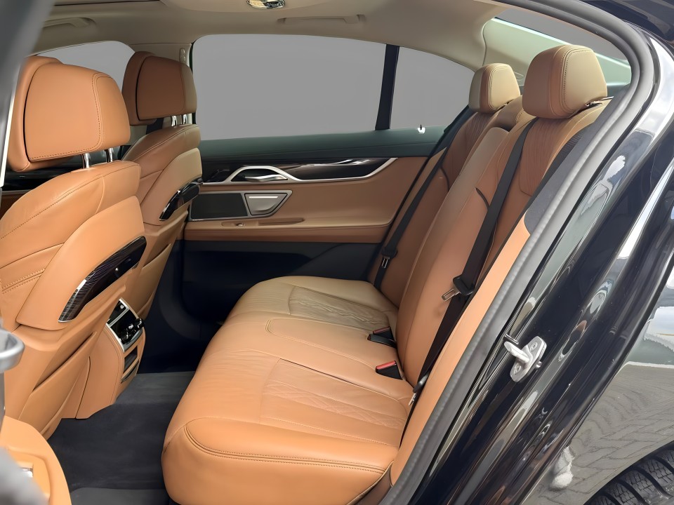BMW Seria 7 745e - foto 11