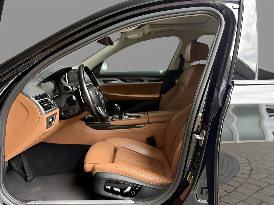 BMW Seria 7 745e - foto 9