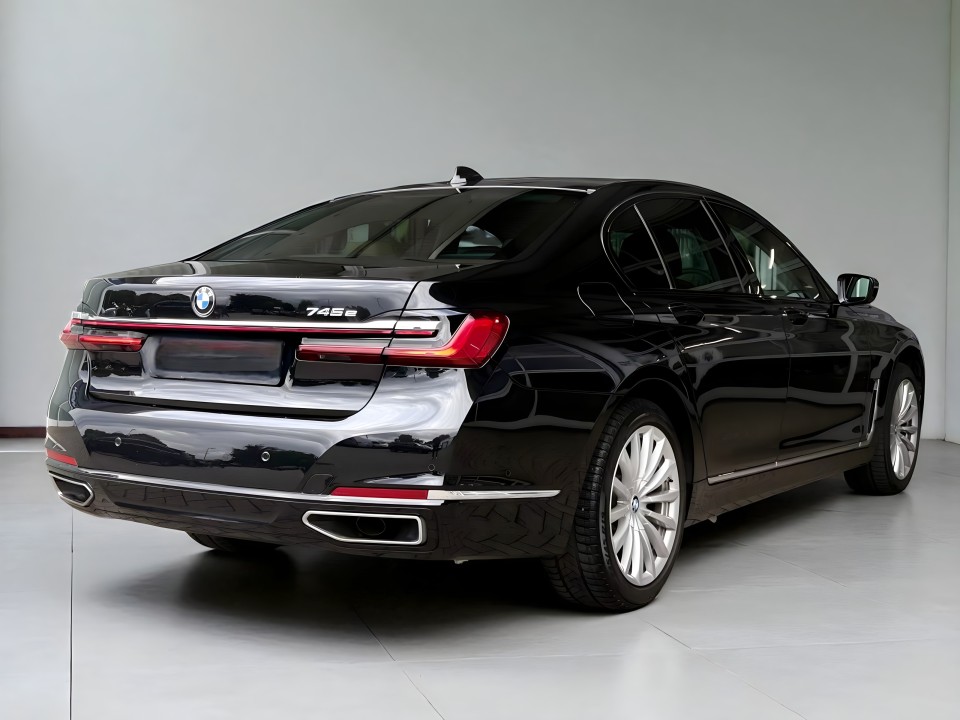 BMW Seria 7 745e (2)