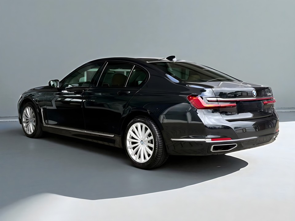 BMW Seria 7 745e (4)