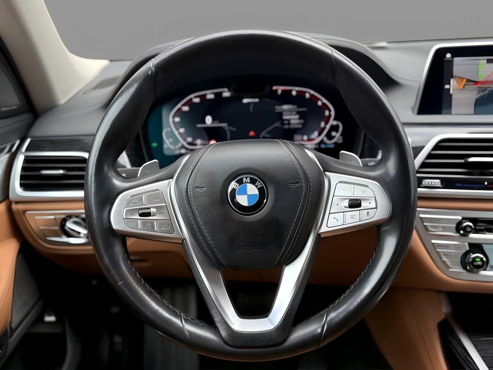 BMW Seria 7 745e - foto 7