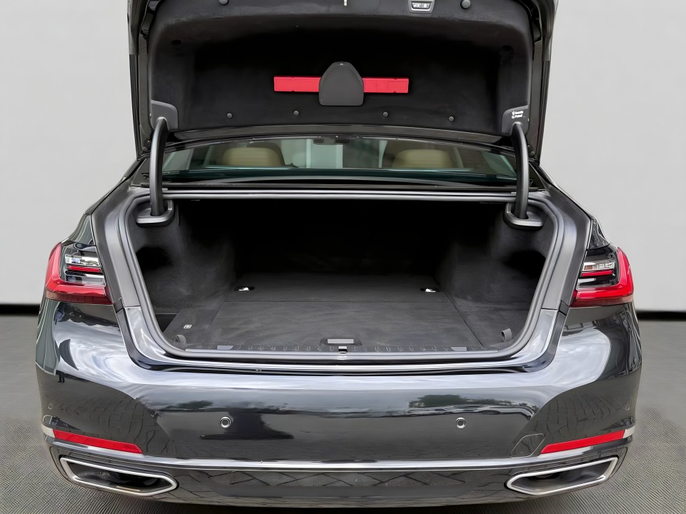 BMW Seria 7 745e - foto 22
