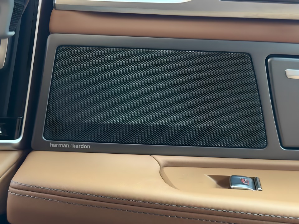 BMW Seria 7 745e - foto 18