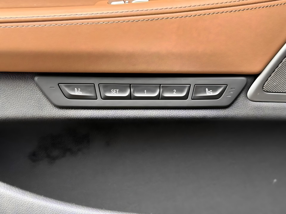 BMW Seria 7 745e - foto 17