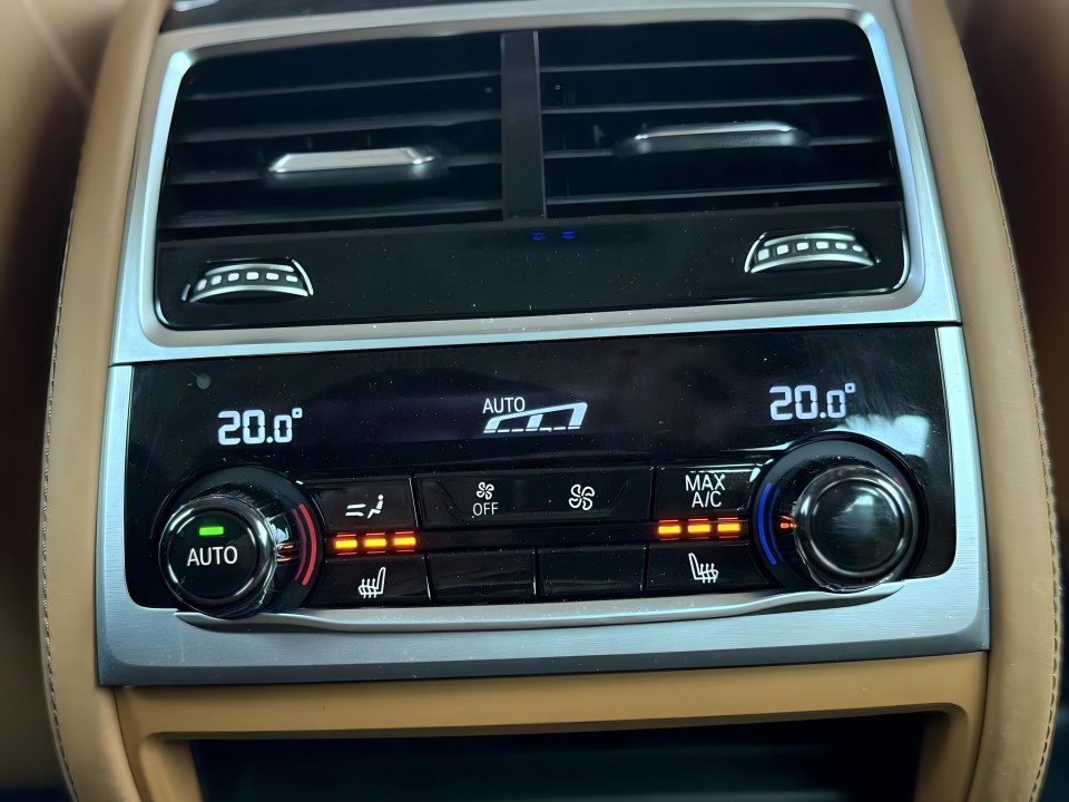 BMW Seria 7 745e - foto 16