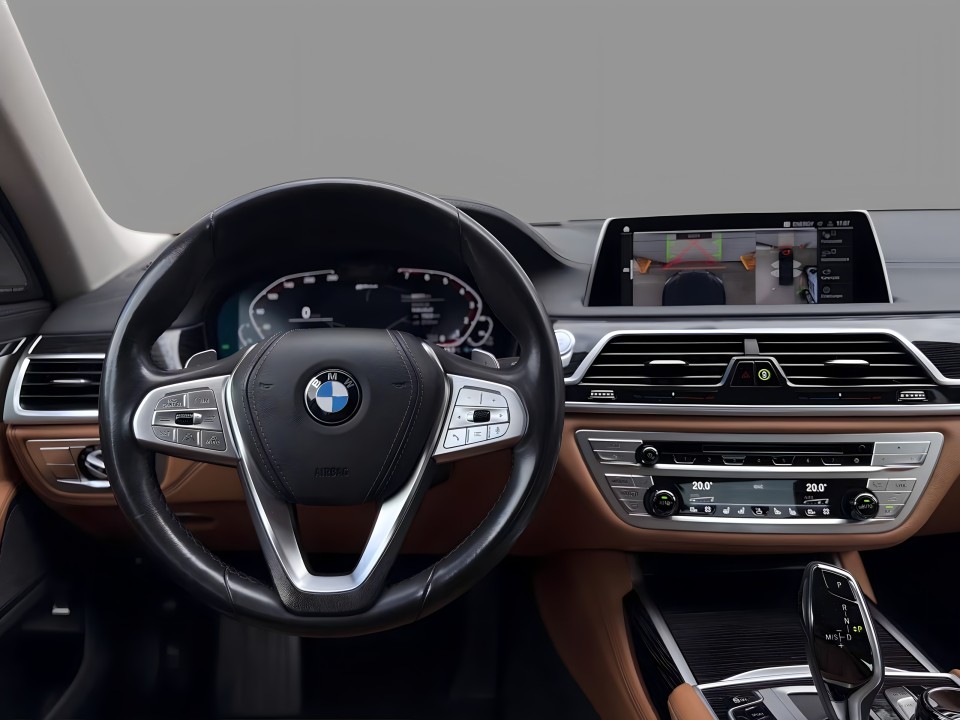 BMW Seria 7 745e - foto 8