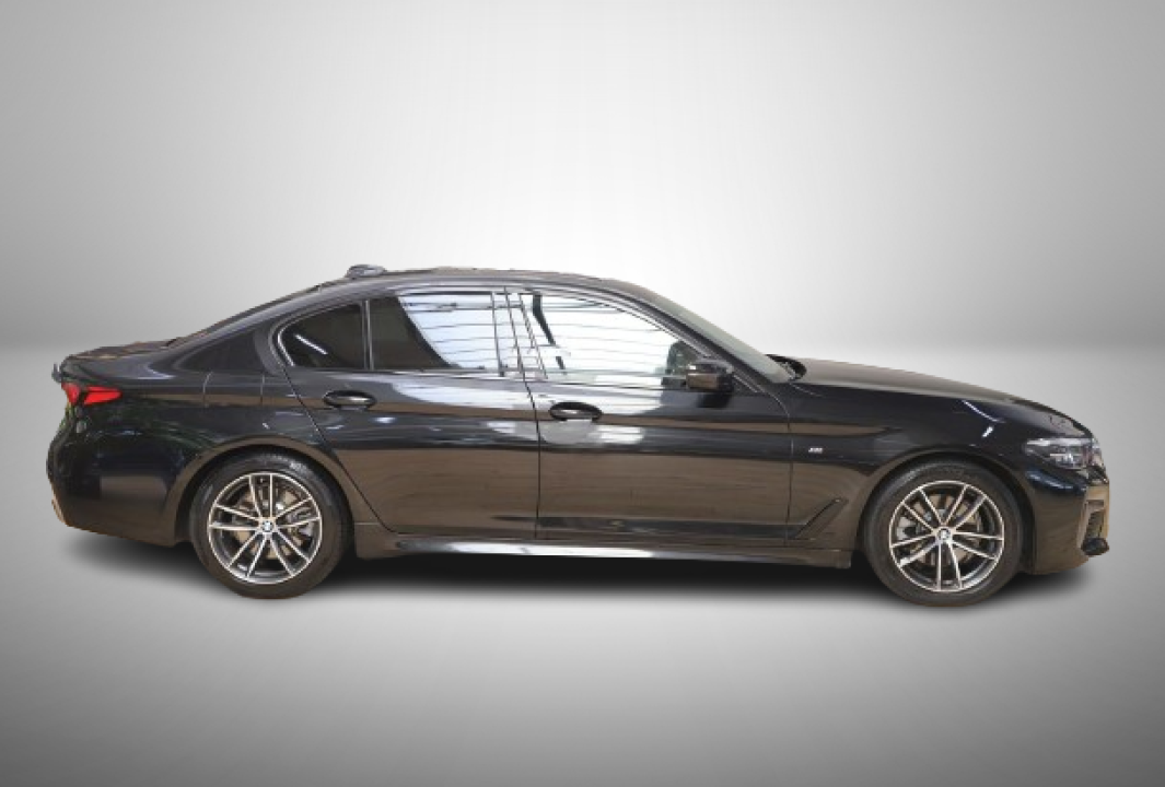 BMW Seria 5 520d xDrive M-Sport (2)