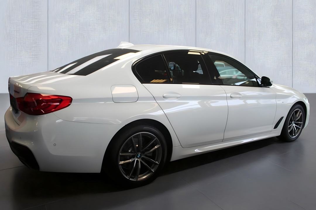 BMW Seria 5 xDrive520d M-Sport (2)
