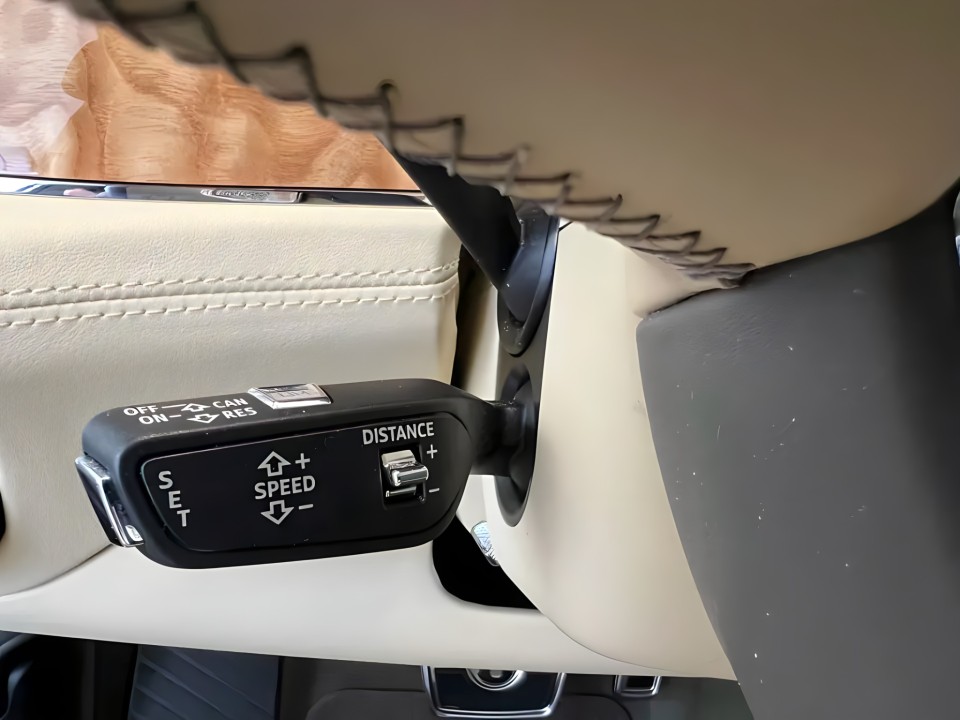 Bentley Bentayga First Edition V6 Hybrid - foto 9