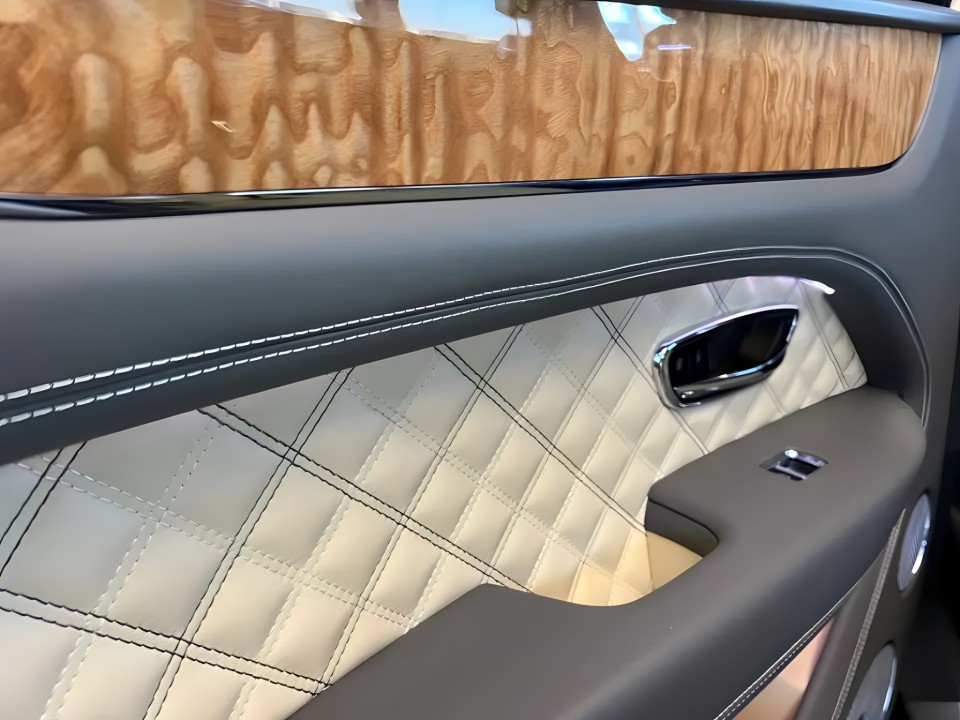 Bentley Bentayga First Edition V6 Hybrid - foto 15