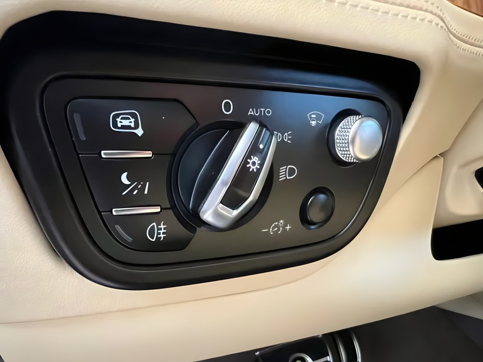 Bentley Bentayga First Edition V6 Hybrid - foto 13