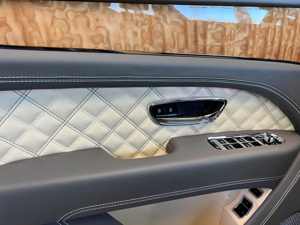 Bentley Bentayga First Edition V6 Hybrid - foto 14