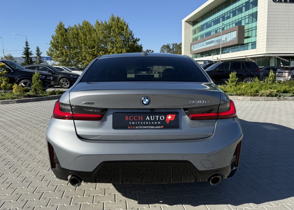BMW Seria 3 330e xDrive M-Sport (4)