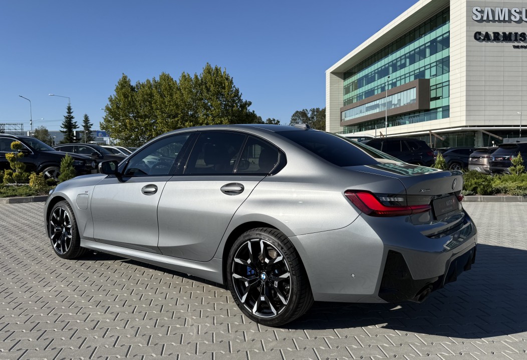 BMW Seria 3 330e xDrive M-Sport (5)