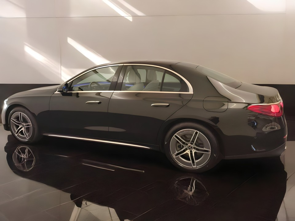 Mercedes-Benz E 300e 4MATIC AMG - foto 8
