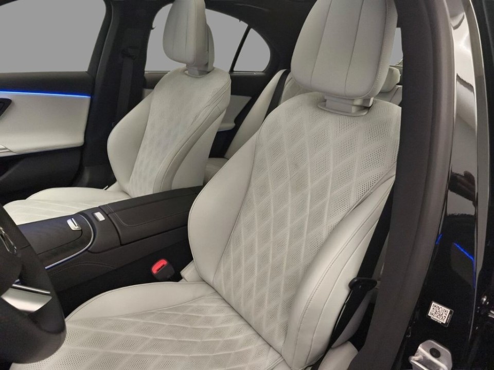 Mercedes-Benz E 300e 4MATIC AMG - foto 11
