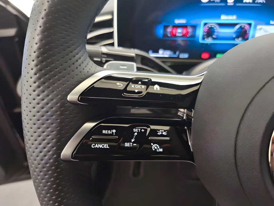 Mercedes-Benz E 300e 4MATIC AMG - foto 16
